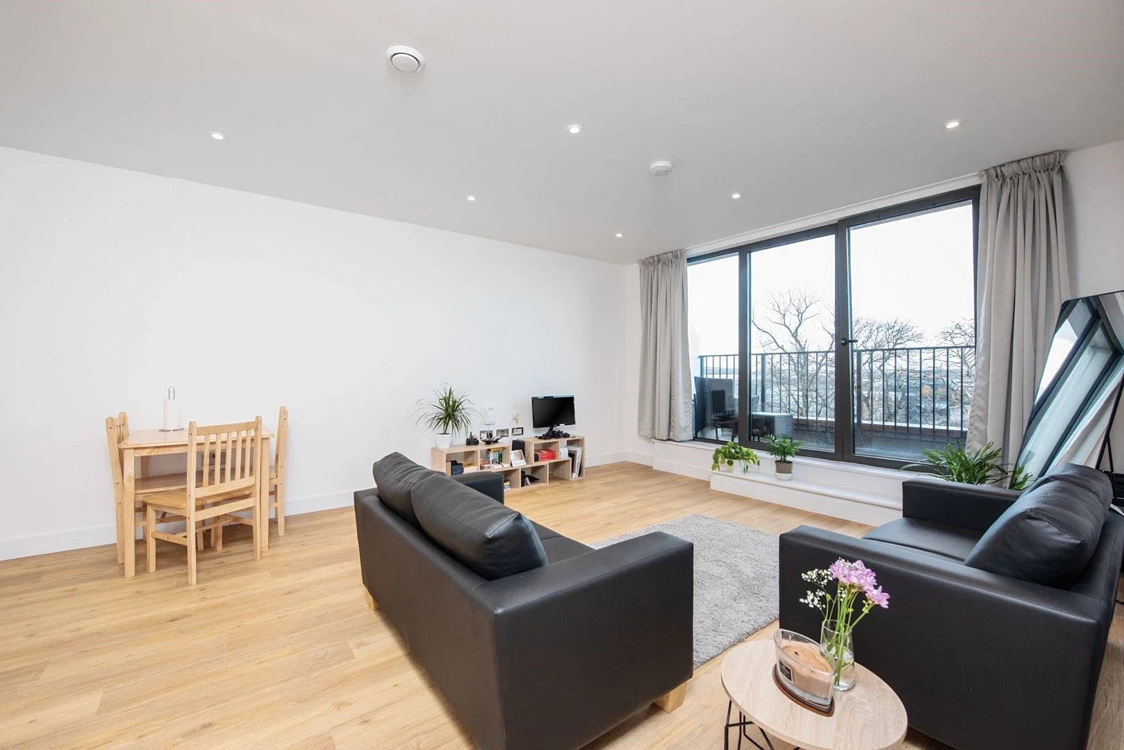 Flat Farnborough Road in Rushmoor