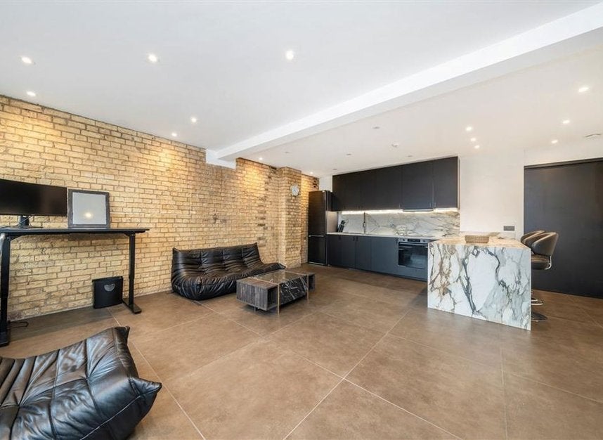 Flat Kingsland Road in Greater London