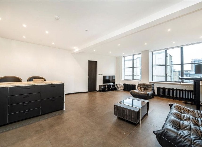 Flat Kingsland Road in Greater London