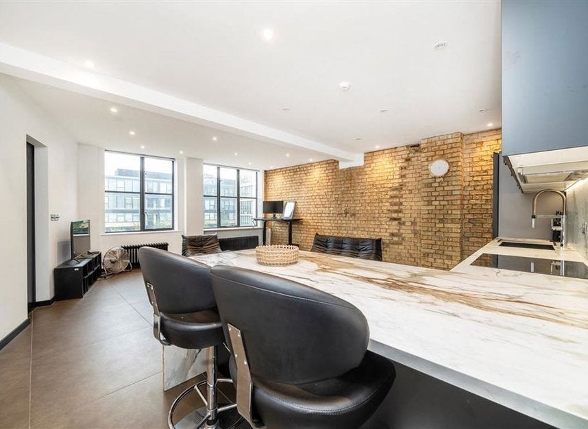 Flat Kingsland Road in Greater London
