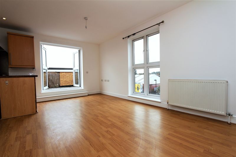 Flat Cedar Avenue in Greater London