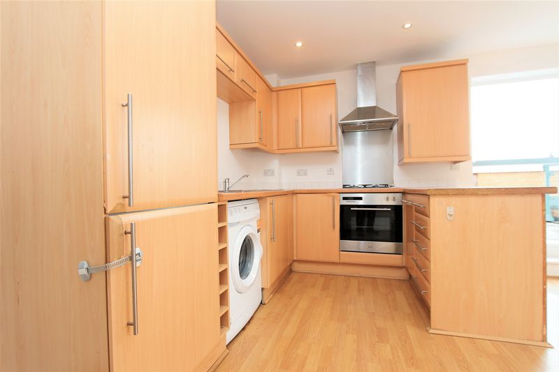 Flat Cedar Avenue in Greater London