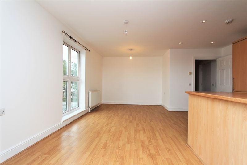 Flat Cedar Avenue in Greater London