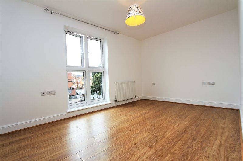 Flat Cedar Avenue in Greater London