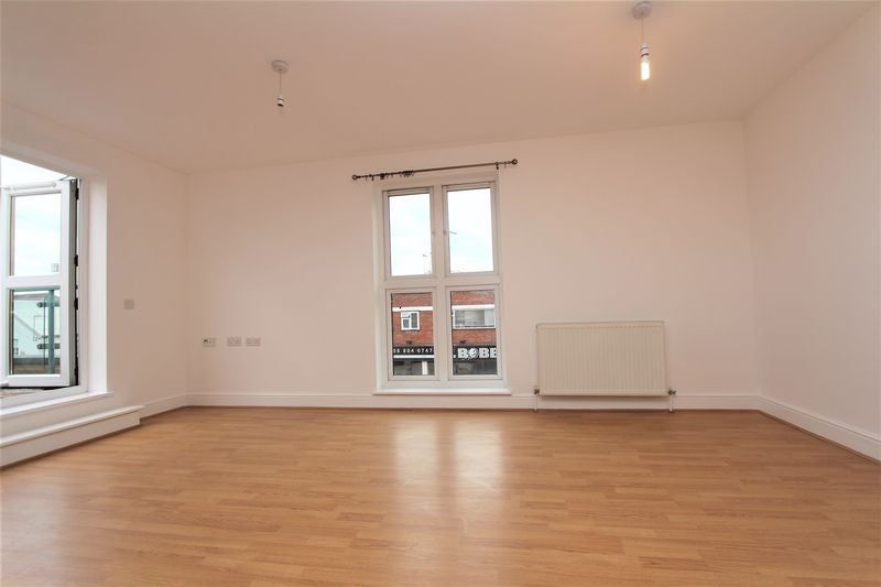 Flat Cedar Avenue in Greater London