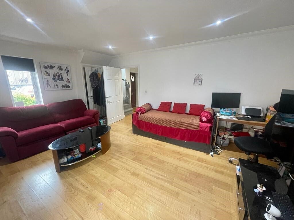Flat Perivale in Milton Keynes