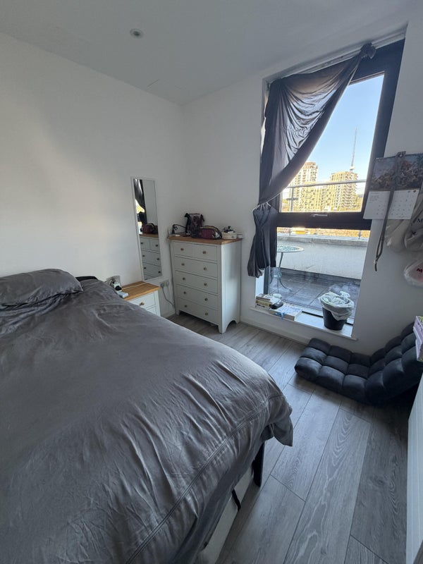 Room Bow Common Lane in Greater London