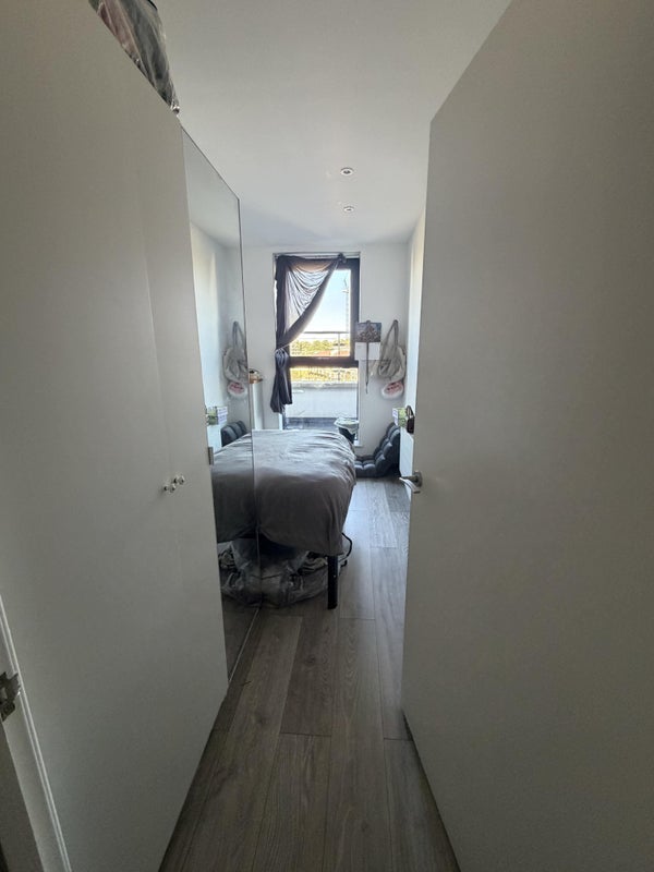 Room Bow Common Lane in Greater London