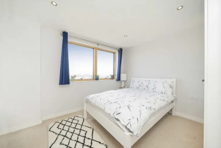 Flat Gifford Road in Greater London