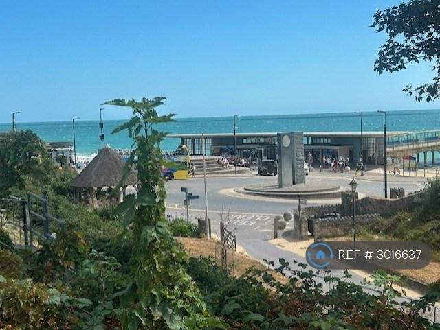 Flat Undercliff Road in Bournemouth