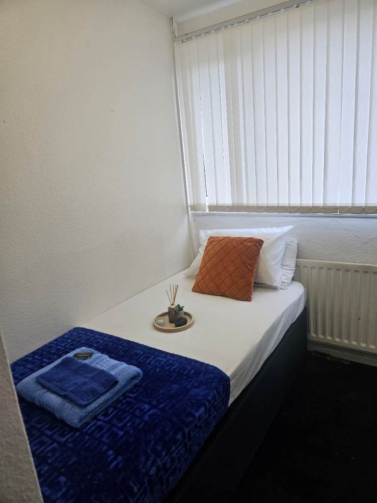 Room Ronald Road in Birmingham