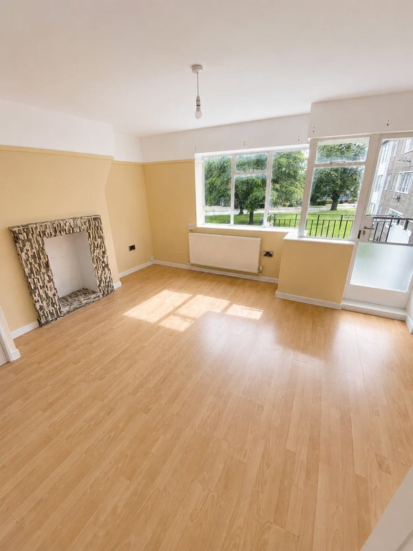 Room Plummer Road in Greater London