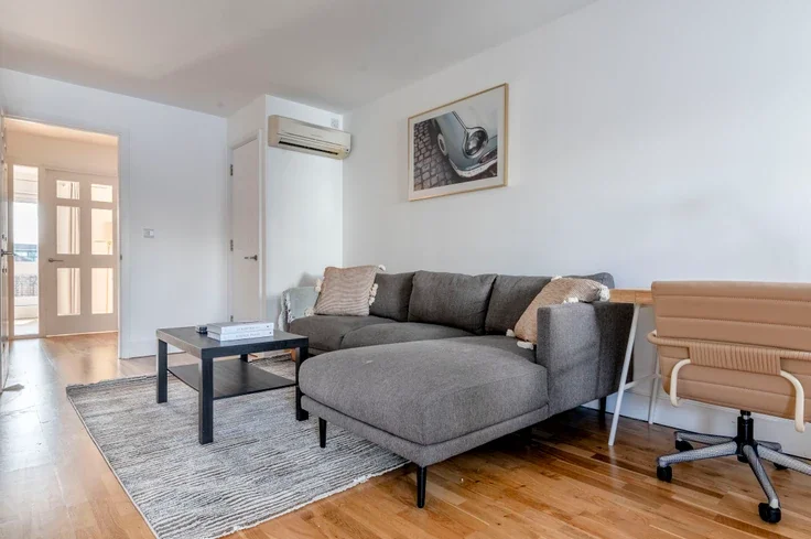Flat Pepper Street in Greater London