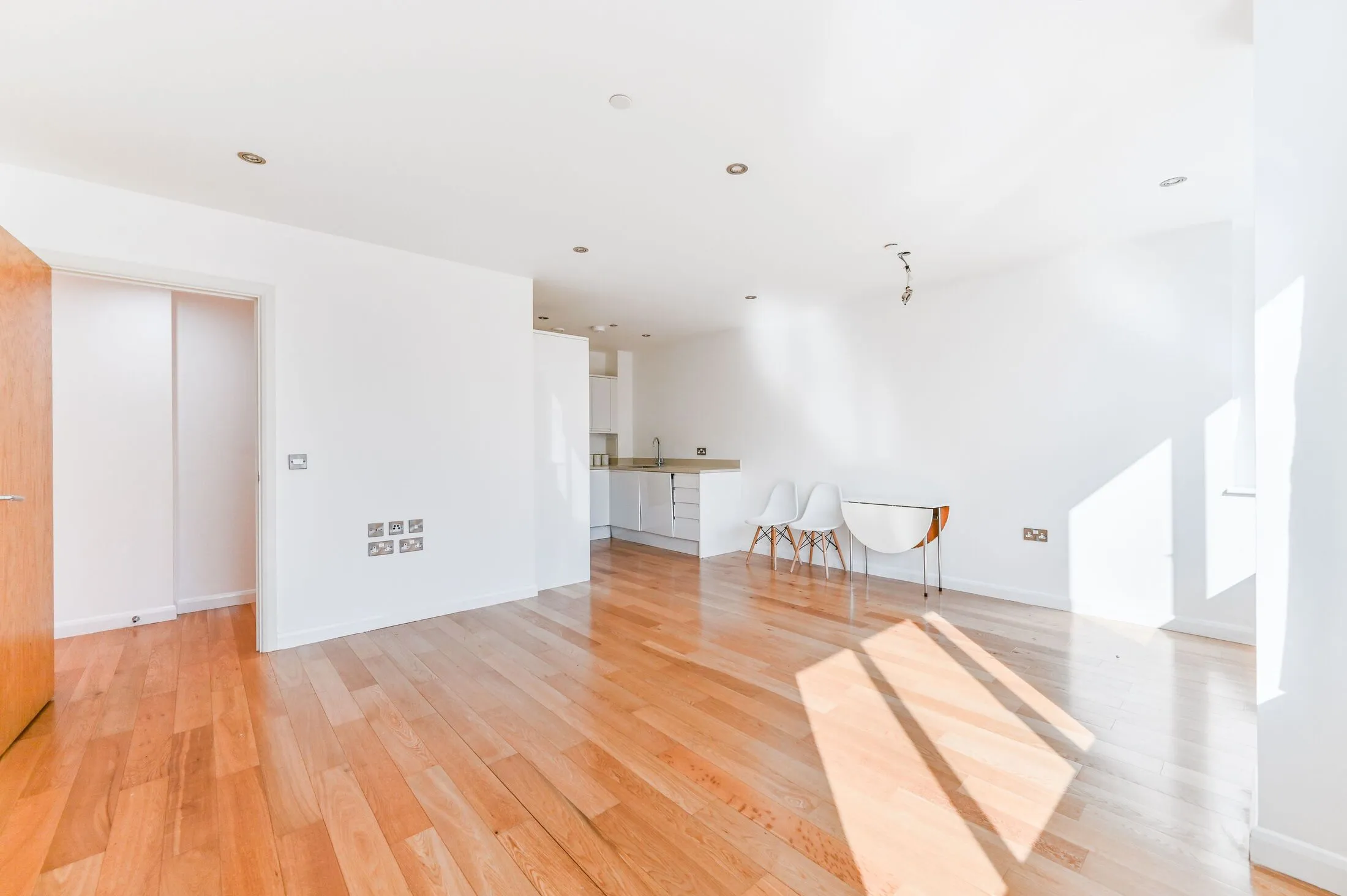 Flat Lansdowne Road in Greater London