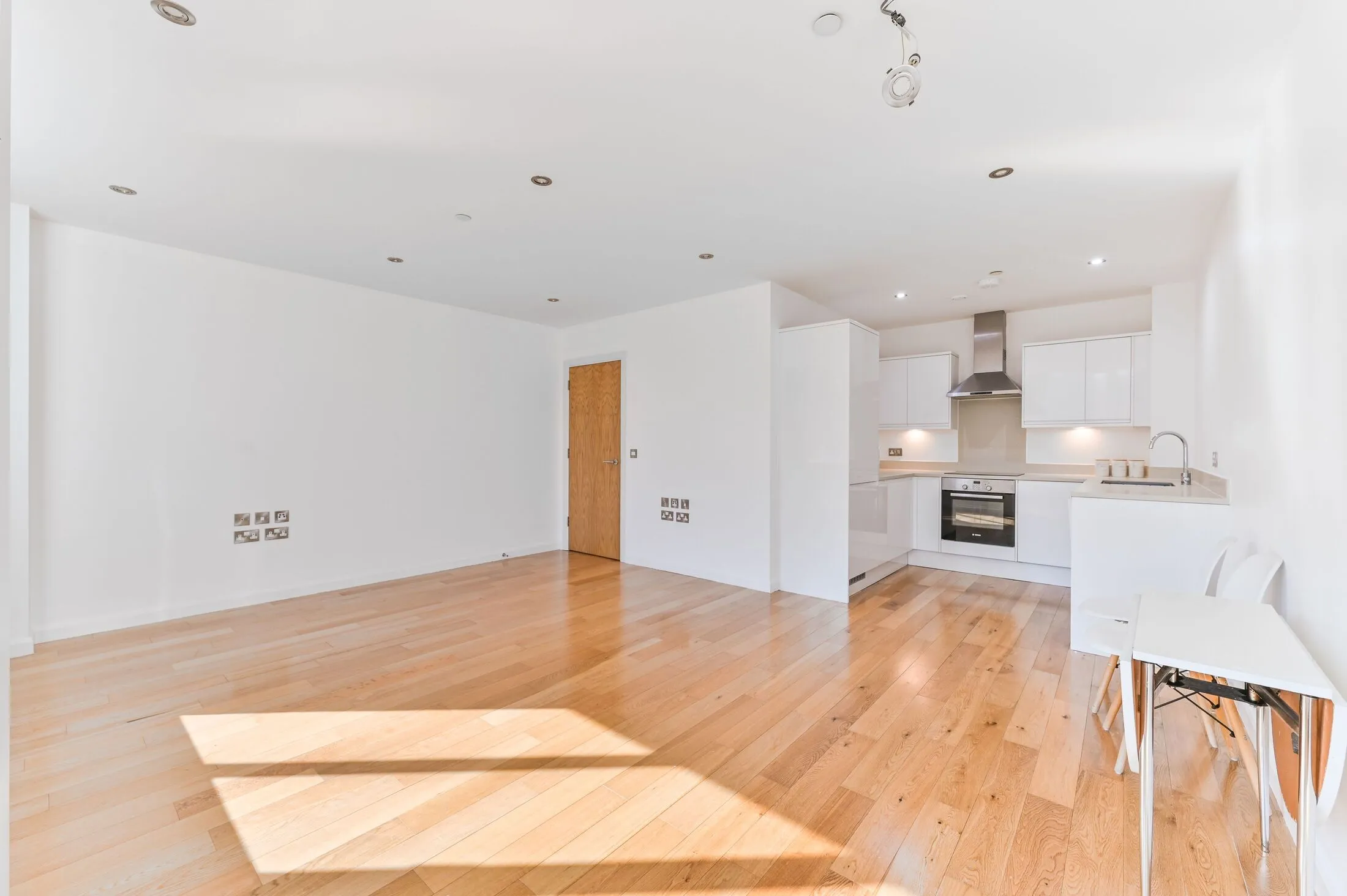 Flat Lansdowne Road in Greater London