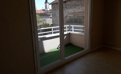 Appartement Place de la République à Puy-Guillaume
