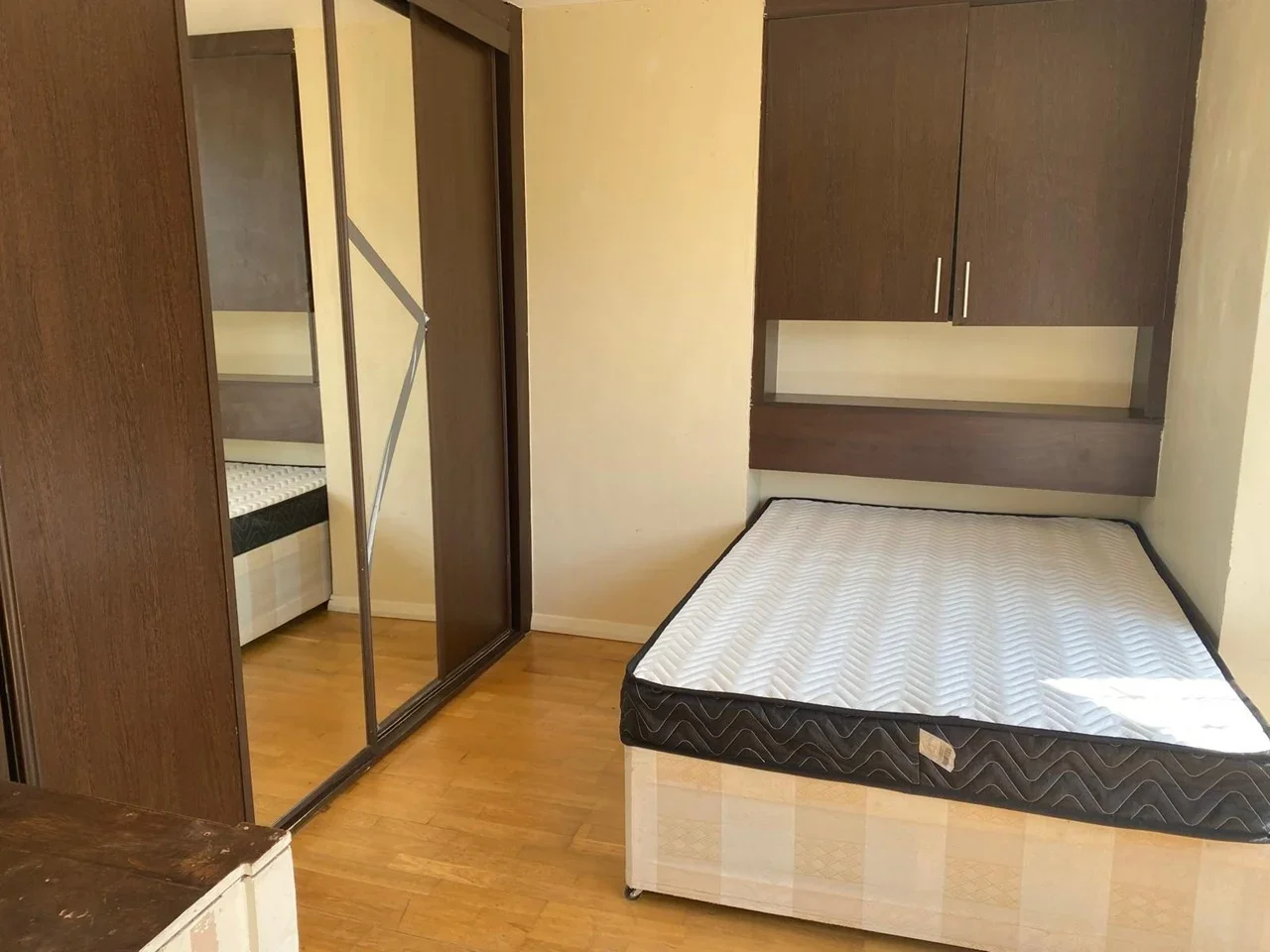 Flat Norbury Crescent in Greater London