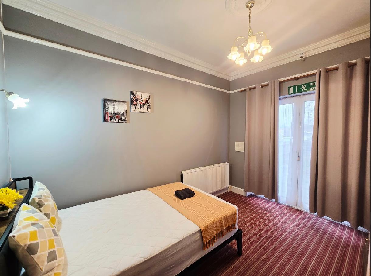 Room Bushey Grove Road in Hertsmere