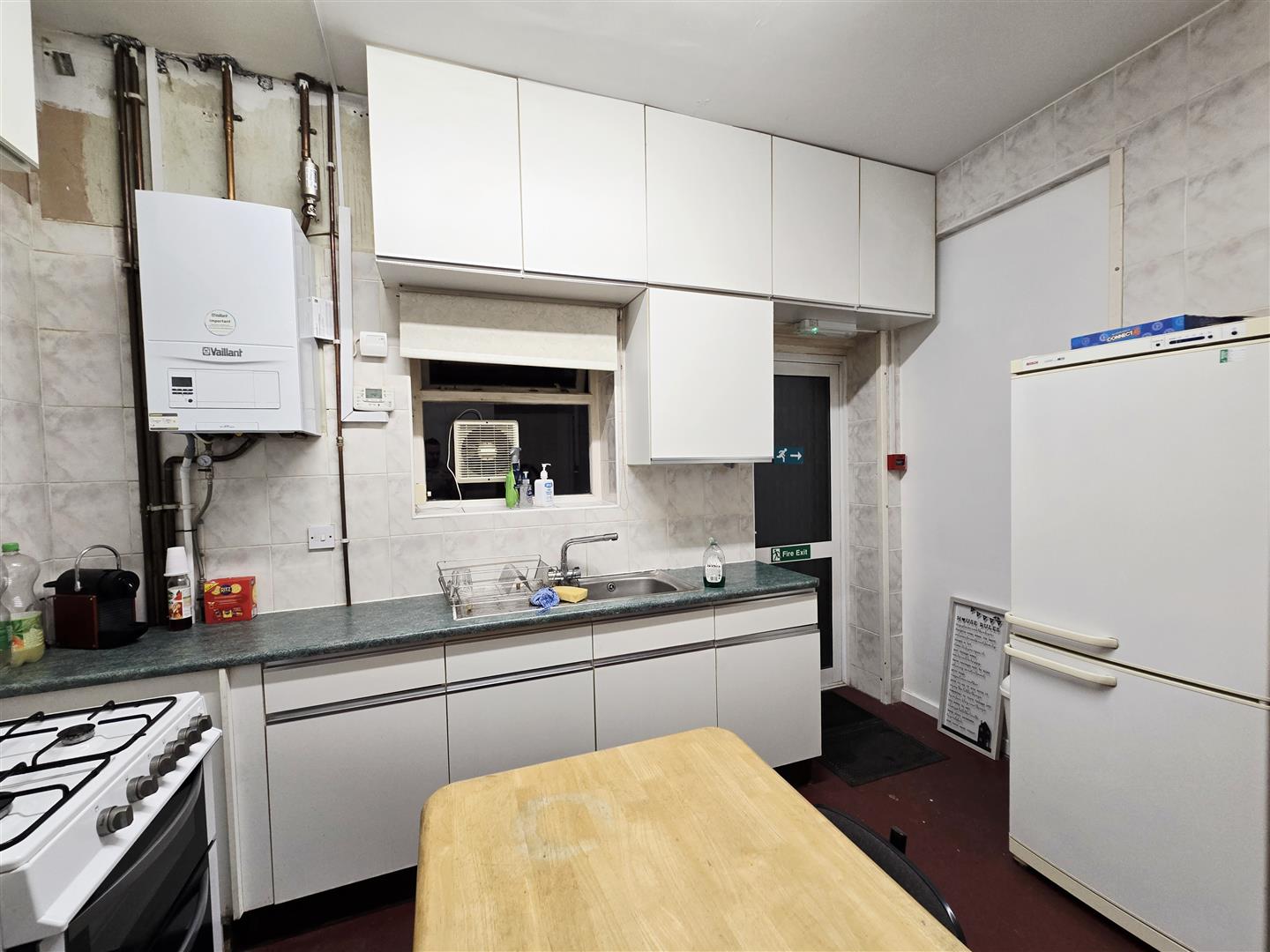 Room Bushey Grove Road in Hertsmere