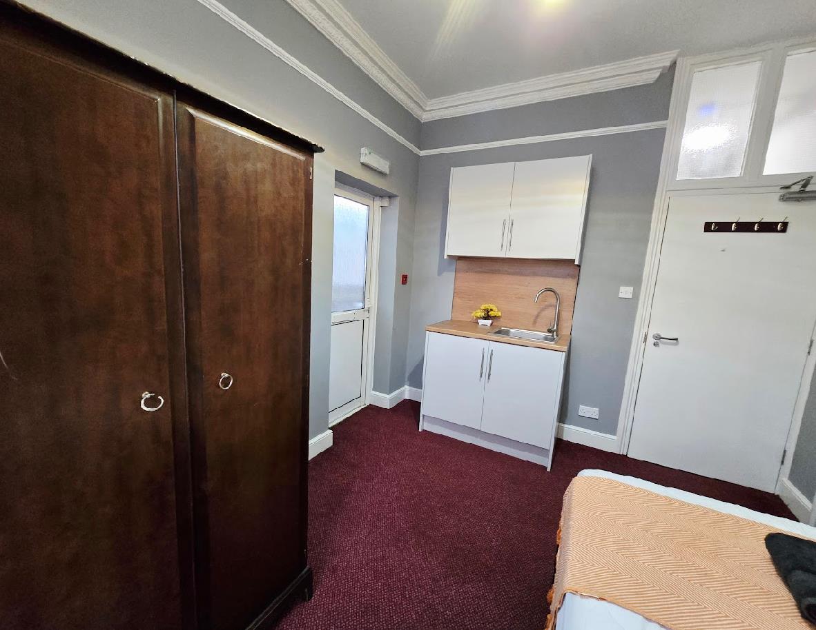 Room Bushey Grove Road in Hertsmere