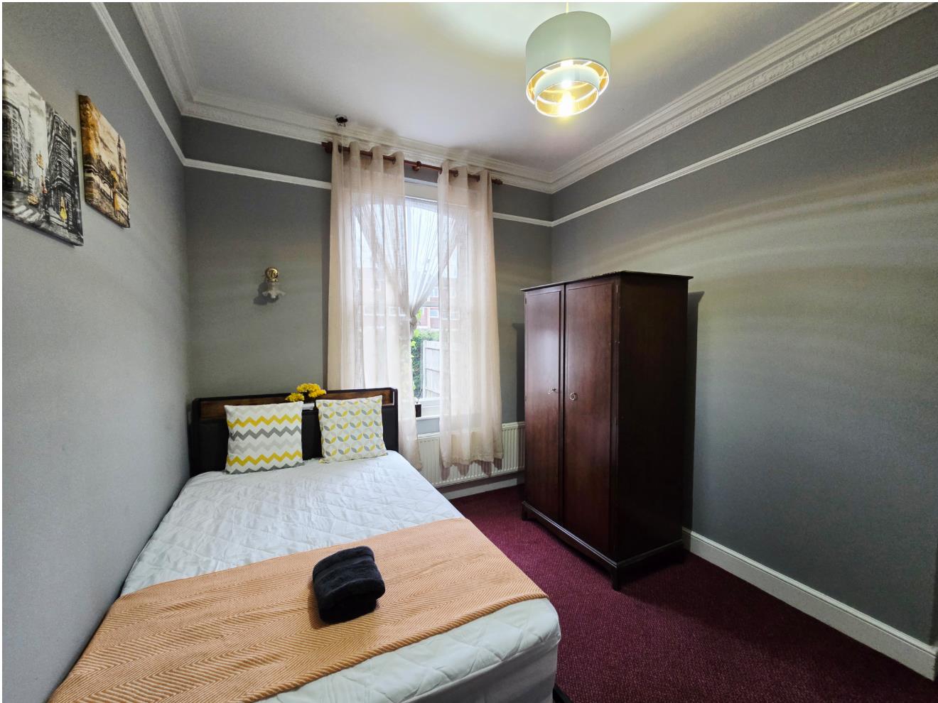 Room Bushey Grove Road in Hertsmere
