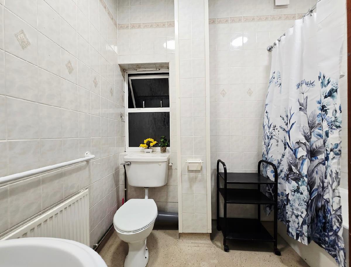 Room Bushey Grove Road in Hertsmere