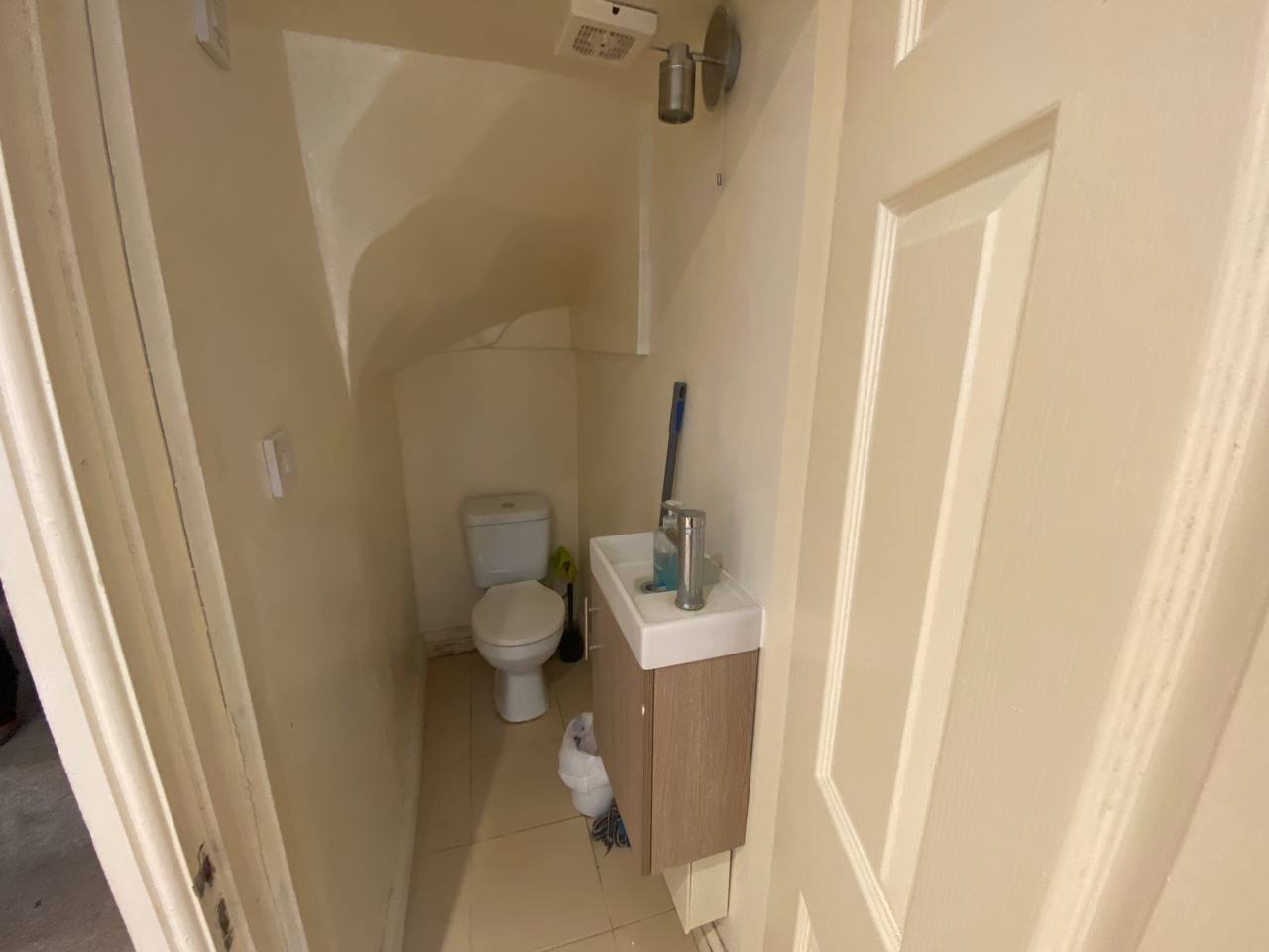 Flat Farm Close in Greater London