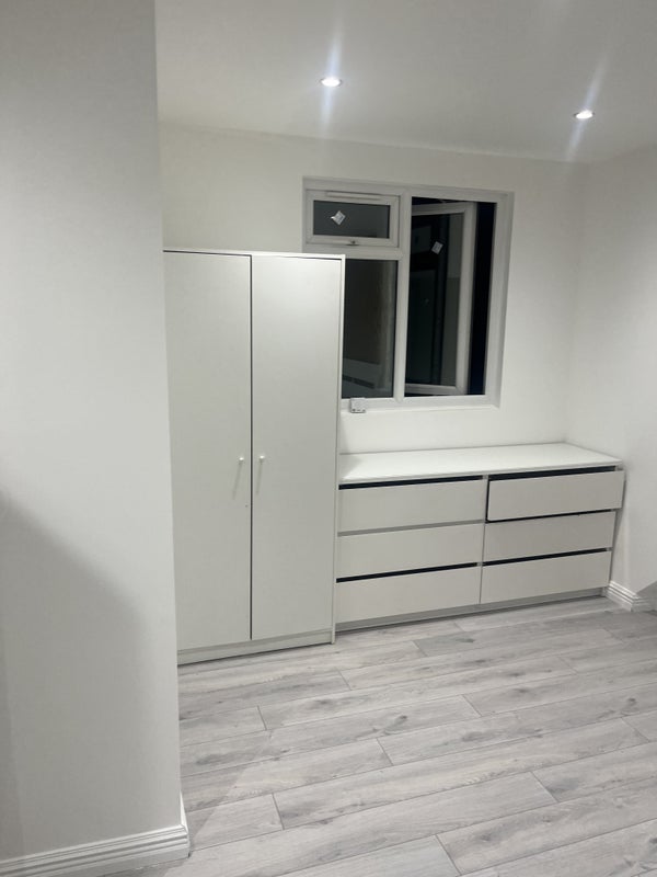 Room Mallinson Road in Greater London