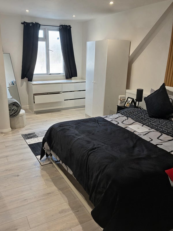 Room Mallinson Road in Greater London