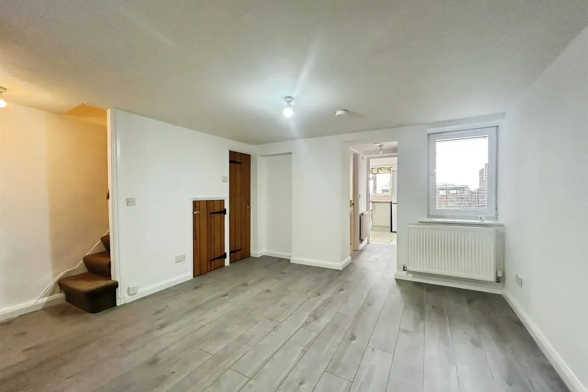 Flat Victoria Road in Swindon