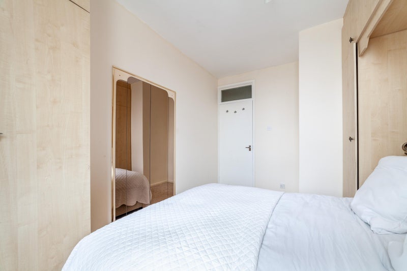 Room Peel Street in Greater London