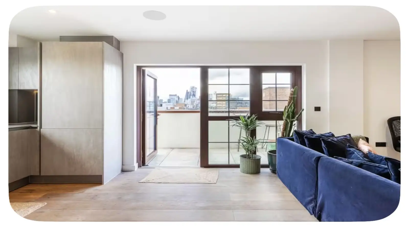 Flat Jubilee Street in Greater London