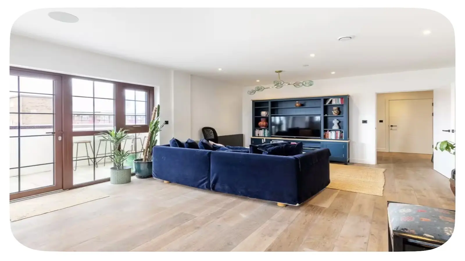 Flat Jubilee Street in Greater London