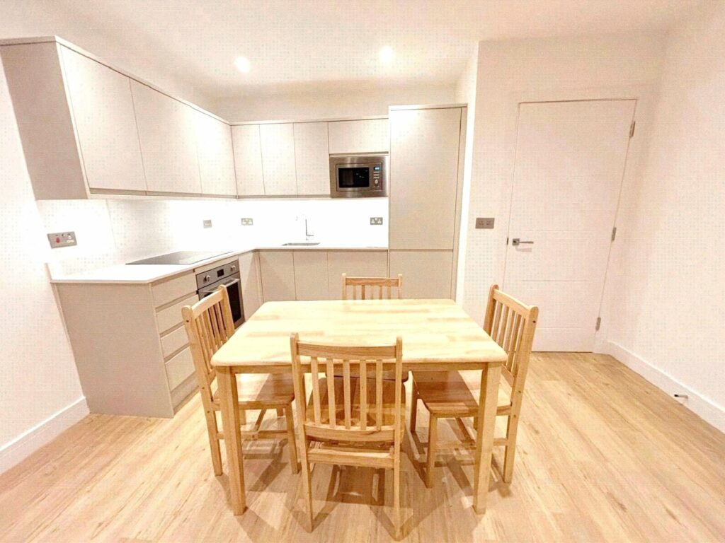 Flat Farnborough Road in Rushmoor
