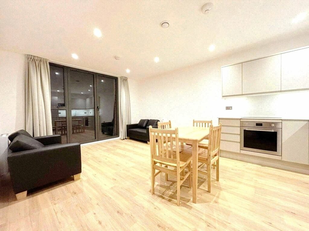 Flat Farnborough Road in Rushmoor