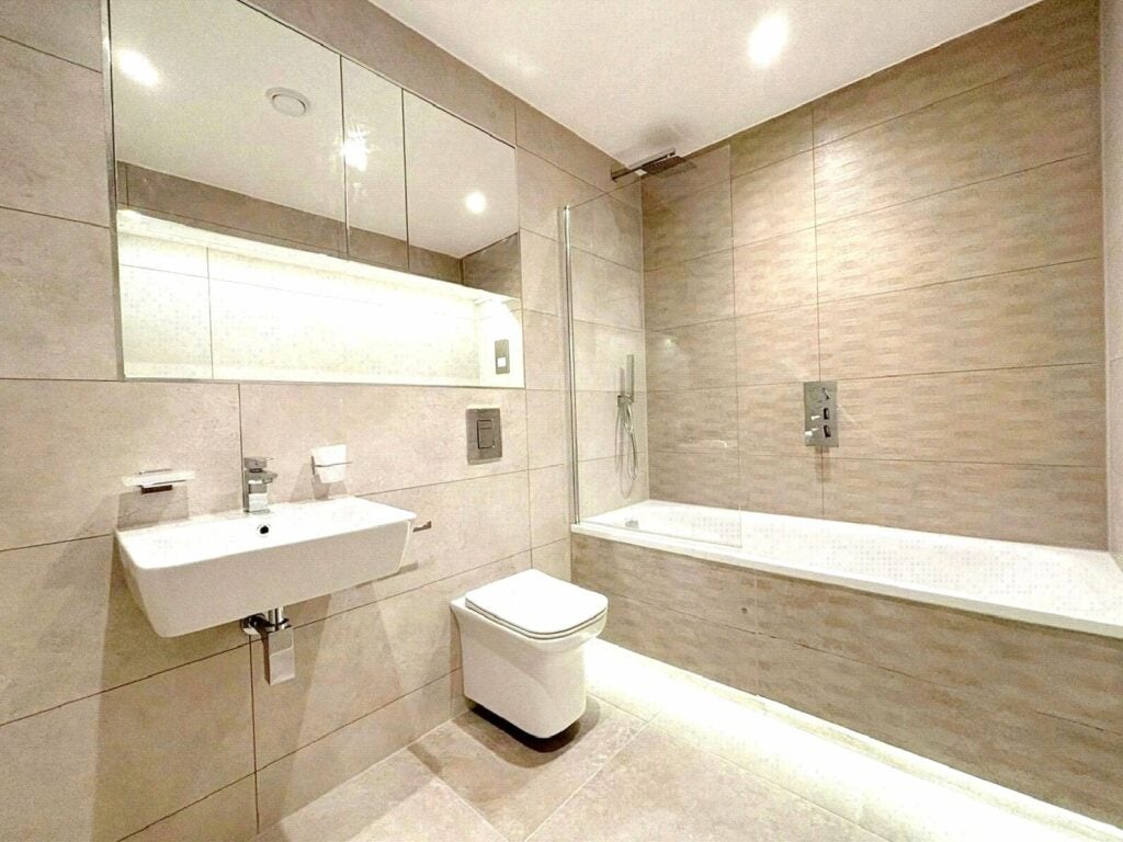 Flat Farnborough Road in Rushmoor