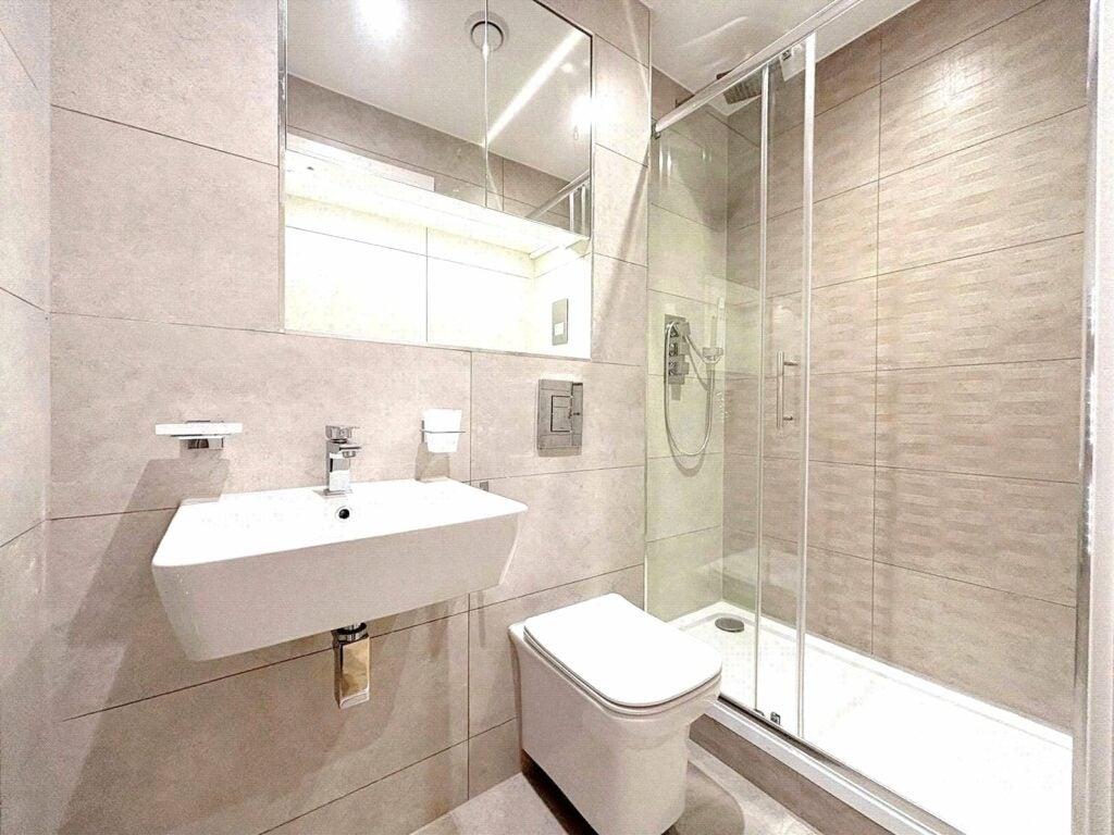 Flat Farnborough Road in Rushmoor