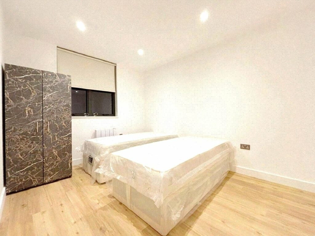 Flat Farnborough Road in Rushmoor