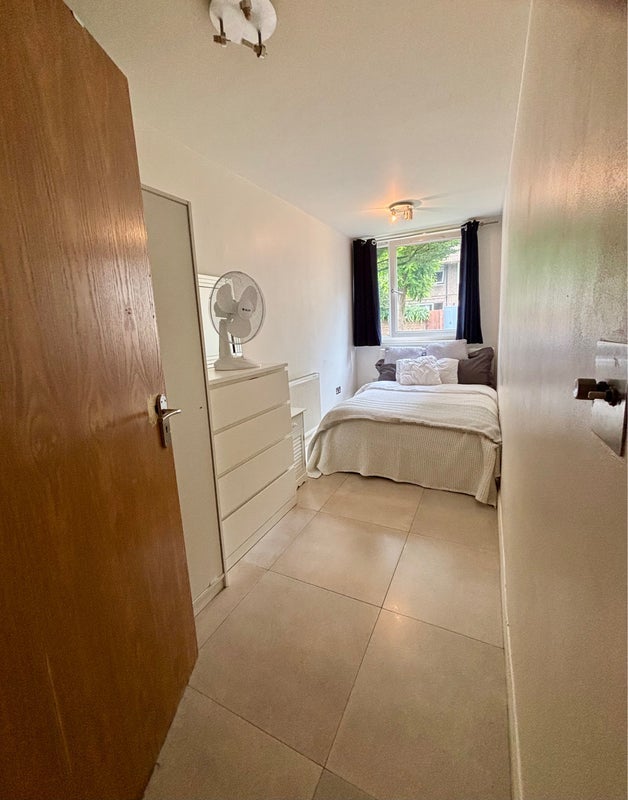 Room Burlington Close in City of Westminster