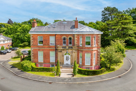 Flat St. Hilary's Park in Alderley Edge