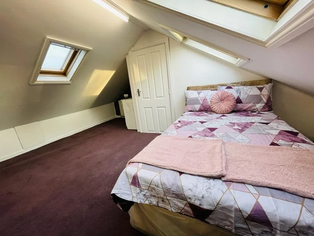 Room Warwick Road in Greater London