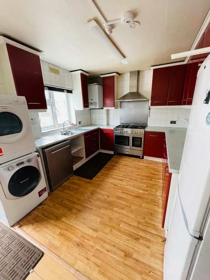 Room Warwick Road in Greater London