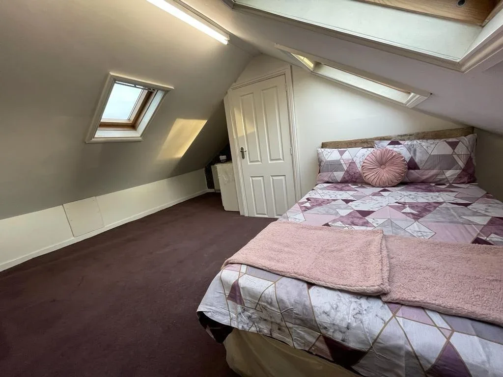 Room Warwick Road in Greater London