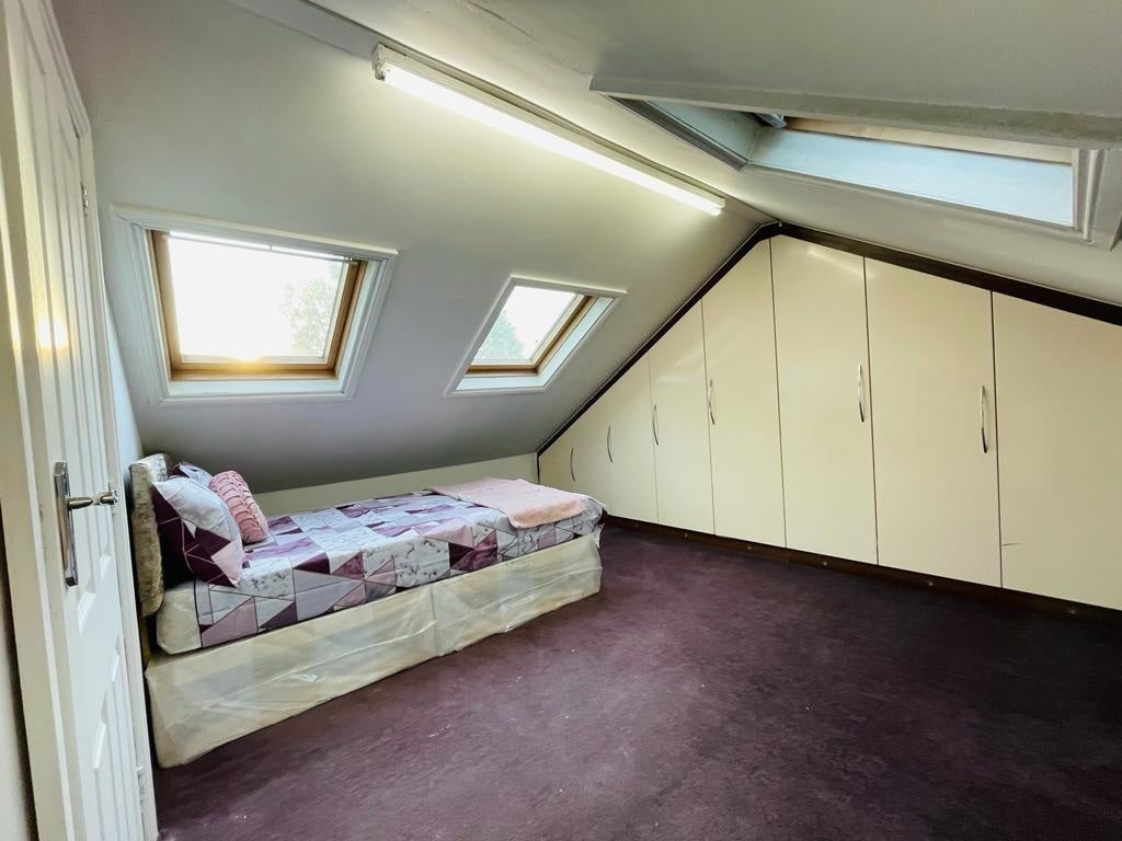 Room Warwick Road in Greater London