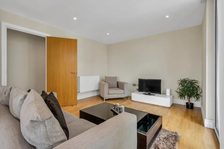 Flat Lanterns Way in Greater London