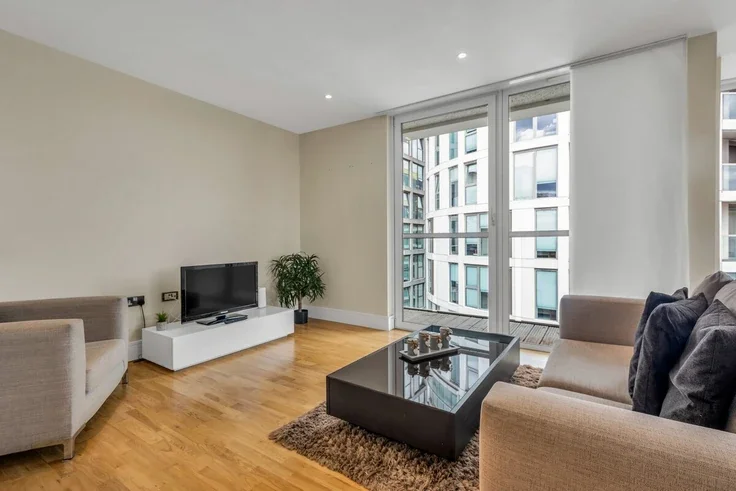 Flat Lanterns Way in Greater London