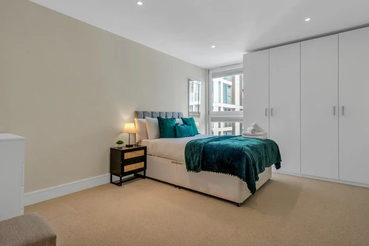 Flat Lanterns Way in Greater London
