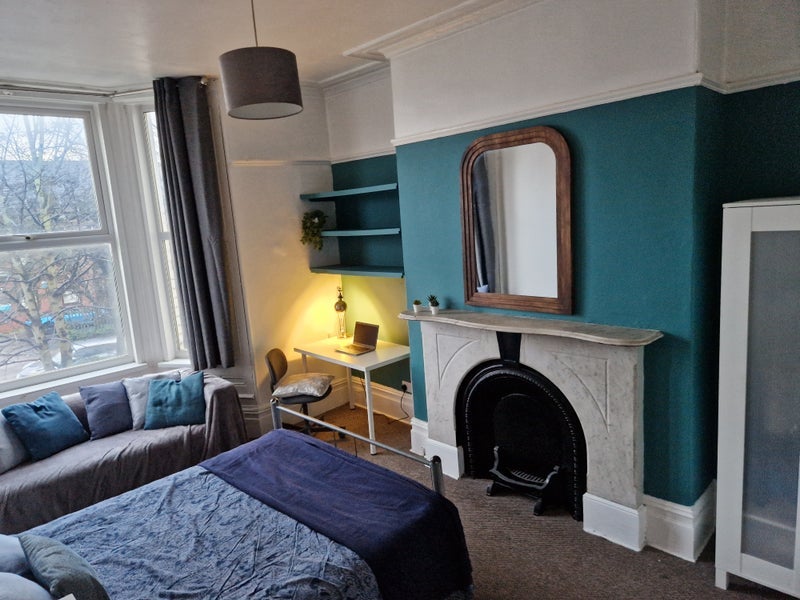 Room Laurel Road in Liverpool