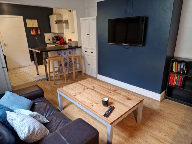 Room Laurel Road in Liverpool