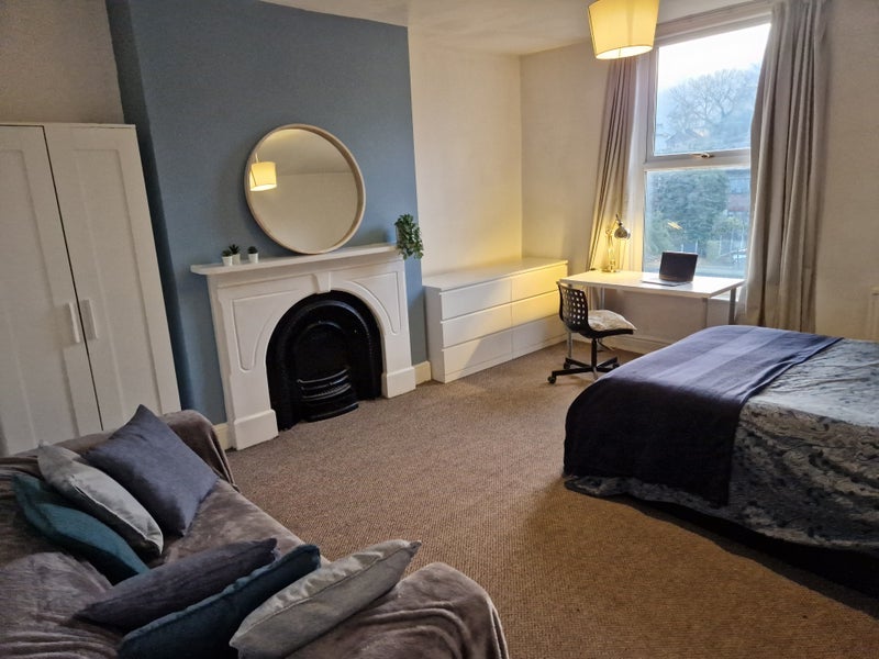 Room Laurel Road in Liverpool